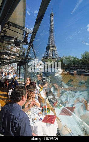 Giovane godendo di vista durante una gita in barca sul fiume Senna, Parigi, Francia Foto Stock