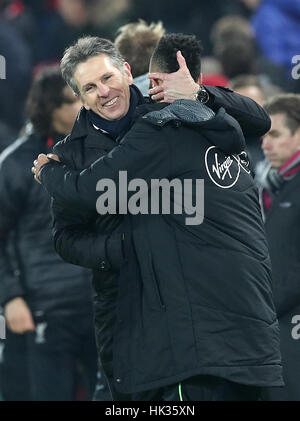 Southampton manager Claude Puel celebra con Nathan Redmond dopo il fischio finale durante la Coppa EFL Semi Finale, la seconda gamba corrispondono ad Anfield, Liverpool. Foto Stock