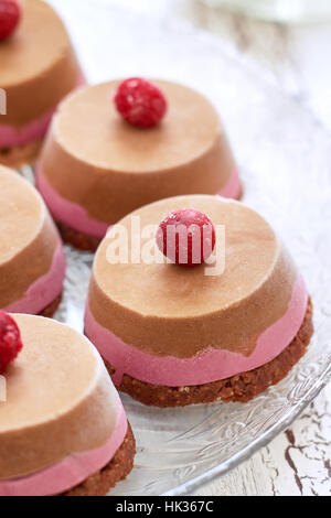 Materie vegano con dessert di ciliege acide servita sulla lastra di vetro Foto Stock