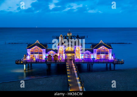 Il molo dal , località balneare, Sellin sull isola di RŸgen, Germania, Mar Baltico, in serata, illuminato, Foto Stock