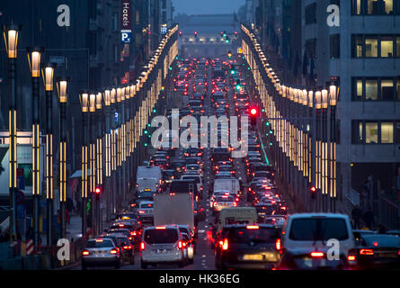 Di sera il traffico intercity in Bruxelles, Rue de la Loi, conduce dal quartiere europeo al centro della città, ingorghi di traffico, Foto Stock