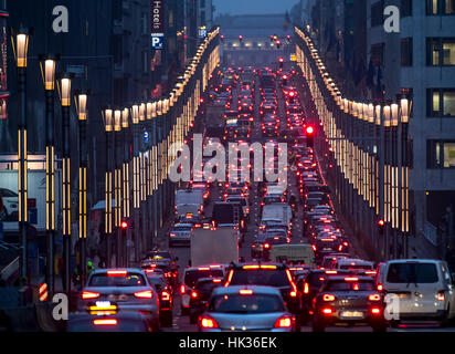 Di sera il traffico intercity in Bruxelles, Rue de la Loi, conduce dal quartiere europeo al centro della città, ingorghi di traffico, Foto Stock