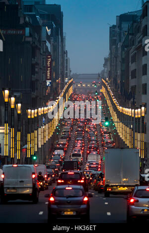 Di sera il traffico intercity in Bruxelles, Rue de la Loi, conduce dal quartiere europeo al centro della città, ingorghi di traffico, Foto Stock