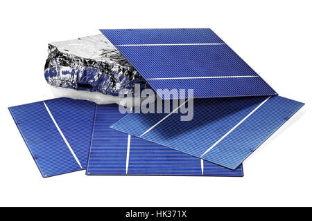 Le celle solari con silicio policristallino isolati su sfondo bianco Foto Stock