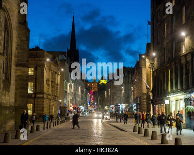 Edimburgo, Scozia - Il Royal Mile/ High Street nella città vecchia di Edimburgo con persone non identificate. Foto Stock