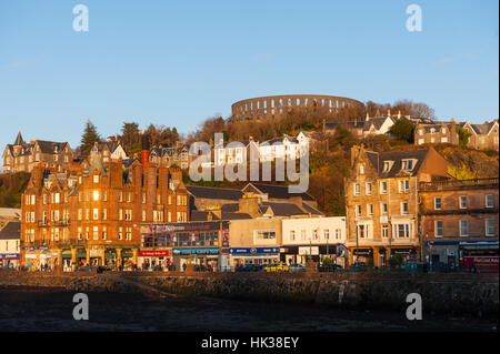 Oban guarda verso McCaig's Folly sulla collina. su un tardo pomeriggio autunnale Foto Stock