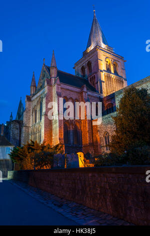 Rochester Cathedral di notte Foto Stock