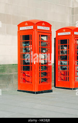 Red britannico cabine telefoniche al sole Foto Stock