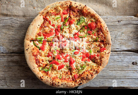 Pizza su una superficie in legno Foto Stock