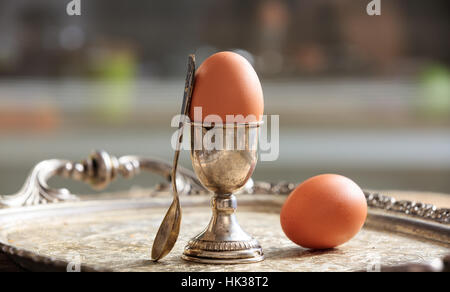 Uova e un uovo di Silver Cup in un vecchio vassoio Foto Stock