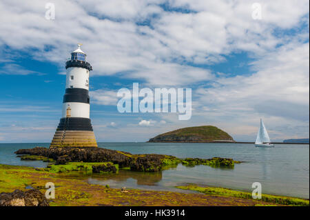 Trwyn Du faro Penmon con yacht e Puffin island in background. Foto Stock