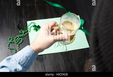 Uomo di bere birra e festeggiare San Patrizio giorno close up Foto Stock