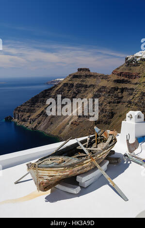 Vecchia barca in legno sul tetto in Firostefani - Santorini Island, Grecia Foto Stock