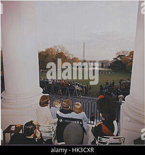 Presidente degli Stati Uniti John Fitzgerald Kennedy e la famiglia guarda il Black Watch Tattoo eseguire sul South Lawn dal balcone del Truman alla Casa Bianca a Washington il 13 novembre 1963. La First Lady Jacqueline Kennedy, John F. Kennedy ,Jr., Caroline Kenn Foto Stock