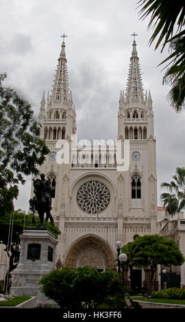 Guayaquil Cattedrale metropolitana dal parco di fronte alla chiesa. Mostra una statua e la passerella che conduce all'ingresso anteriore. Foto Stock