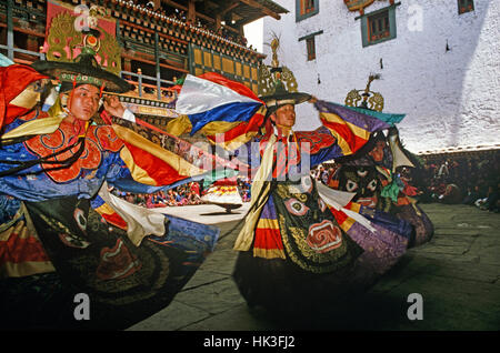 Black Hat ballerini a paro Tshechu, mask dance festival, in Paro Dzong, Bhutan Foto Stock