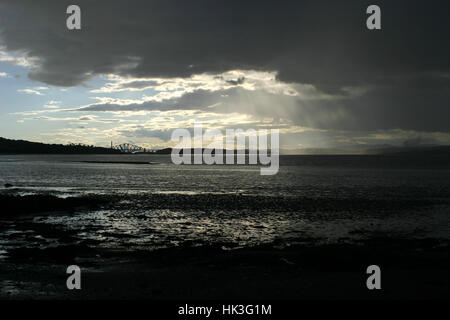 Firth of Forth Road Bridge, Edimburgo in Scozia. Il secondo più lungo ponte a sbalzo nel mondo. Foto di tempesta, le tempeste. Foto Stock