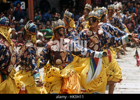 Ballerini di campana a paro Tshechu, mask dance festival, in Paro Dzong, Bhutan Foto Stock