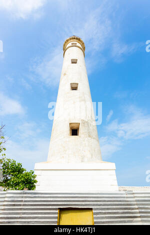 Basso angolo di vista militare occupato Pedro Point Lighthouse sulla costa settentrionale di Jaffna nello Sri Lanka Foto Stock