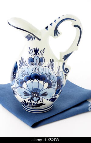 Antico olandese smaltata blu e bianco delftware vaso pieno di latte fresco. Foto Stock