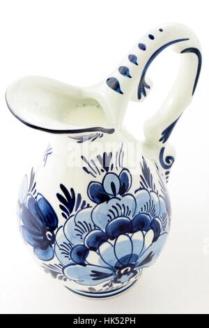 Antico olandese smaltata blu e bianco delftware vaso pieno di latte fresco. Foto Stock