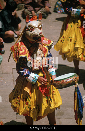 Maschera di animale ballerino a paro Tshechu, mask dance festival, in Paro Dzong, Bhutan Foto Stock