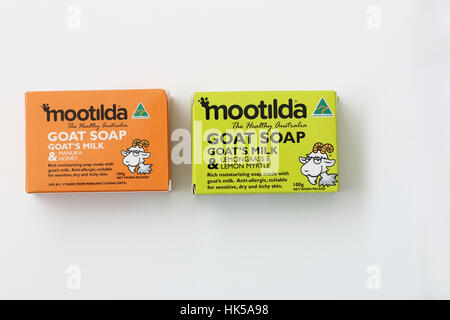 Australian Mootilda saponi di capra fatta di latte di capra, Manuka Honey, citronella e Lemon Myrtle isolata contro uno sfondo bianco Foto Stock