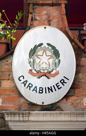 Emblema della gendarmeria presso un edificio a Venezia in Italia. Foto Stock