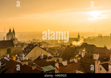 Atmosfera mattutina, tetti con comignoli fumanti nella nebbia, sunrise, centro storico, Praga, Boemia, Repubblica Ceca Foto Stock