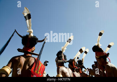 Guerriero della tribù konyak eseguire danze rituali a hornbill festival Foto Stock