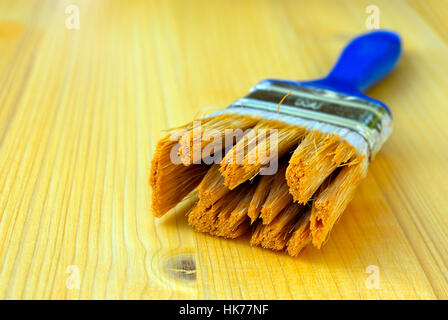 Una spazzola piatta su un pannello di legno di abete rosso. Foto Stock