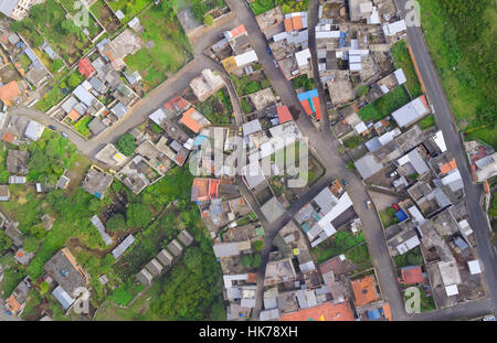 Una fotografia aerea in alto cattura un quartiere residenziale densamente affollato caratterizzato da una rete di strade strette e tortuose che si intersecano tra case. Gli edifici variano nelle dimensioni e nel tipo di tetto Foto Stock