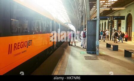Passeggeri scendere il Regio Jet treno alla piattaforma in Praga principale stazione ferroviaria di Praga. Foto Stock