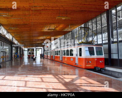 Interno della ferrovia Štrba, stazione ferroviaria in Slovacchia, Alti Tatra con electric treno cog spostando su Cog Railway. Foto Stock