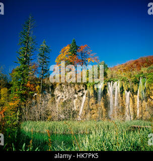 Cascate sul Parco Nazionale Laghi di Plitvice in autunno Foto Stock