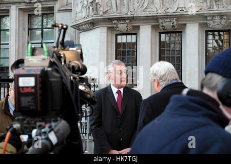 MP Hillary Benn intervista al di fuori del Tribunale Supremo edificio dopo l'articolo 50 statuisce a favore del Parlamento Londra UK KATHY DEWITT Foto Stock