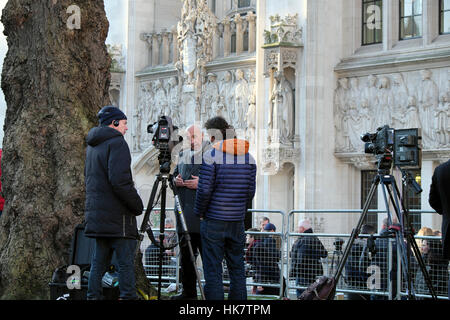 News troupe al di fuori della Corte suprema dopo la sentenza in favore di consenso parlamentare per innescare Brexit Articolo 50 London UK 24.1.17 KATHY DEWITT Foto Stock