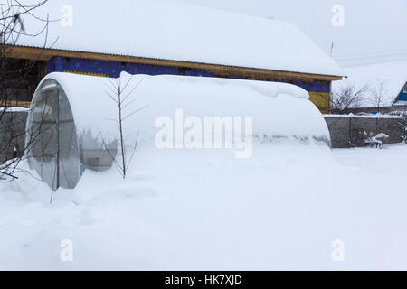 Grande serra di vetro inscritto strato di neve Foto Stock