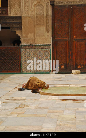 Credente della Medersa Bou Inania Fez Marocco Foto Stock