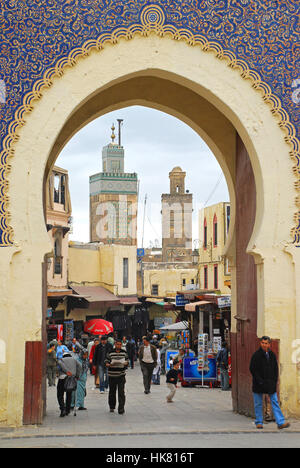 Visualizzare attraverso la porta Bab Boujeloud Medina di Fez, Marocco Foto Stock