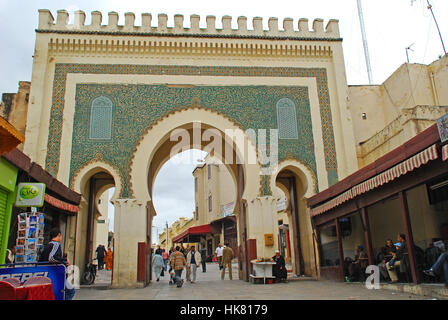 Sul lato interno della porta Bab Boujeloud Fez Marocco Foto Stock