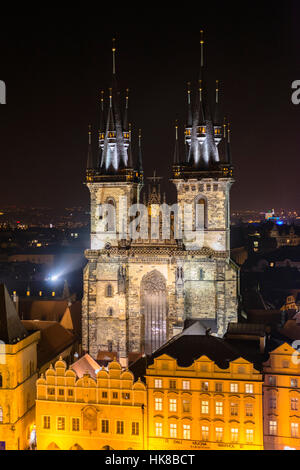 La Chiesa di Santa Maria di Týn, vista dal Municipio della Città Vecchia di notte, centro storico, Praga, Repubblica Ceca Foto Stock