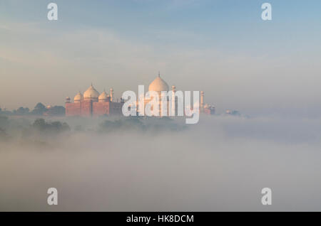 L'edificio più bello del mondo, il Taj Mahal, derivanti dalla nebbia oltre il fiume Yamuna nella prima luce del giorno nuovo Foto Stock