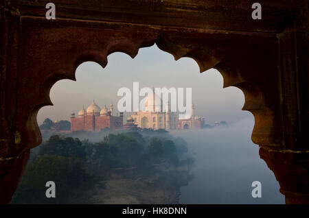 L'edificio più bello del mondo, il Taj Mahal, derivanti dalla nebbia oltre il fiume Yamuna nella prima luce del giorno nuovo Foto Stock