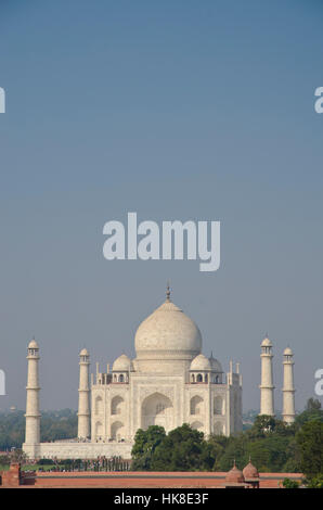 Il Taj Mahal, l'edificio più bello del mondo, attrae migliaia di turisti ogni giorno Foto Stock