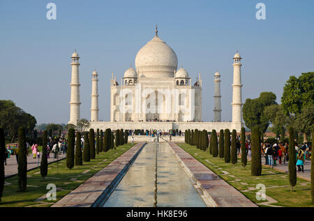 Il Taj Mahal, l'edificio più bello del mondo, attrae migliaia di turisti ogni giorno Foto Stock