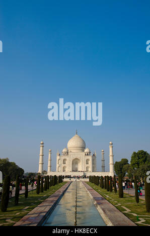 Il Taj Mahal, l'edificio più bello del mondo, attrae migliaia di turisti ogni giorno Foto Stock