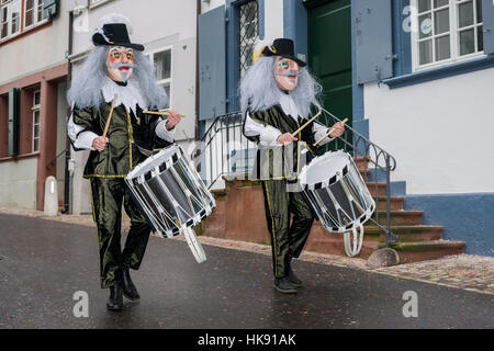 Molti e diversi gruppi di persone mascherate a piedi attraverso le strade di Basilea per 3 giorni e 3 notti presso il Carnevale di Basilea, la riproduzione di musica di tutti i tempi Foto Stock