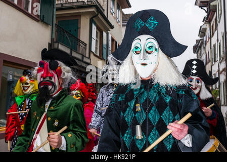 Molti e diversi gruppi di persone mascherate a piedi attraverso le strade di Basilea per 3 giorni e 3 notti presso il Carnevale di Basilea, la riproduzione di musica di tutti i tempi Foto Stock