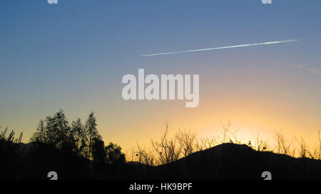 Aereo sentiero di vapore all'alba sulle colline Foto Stock